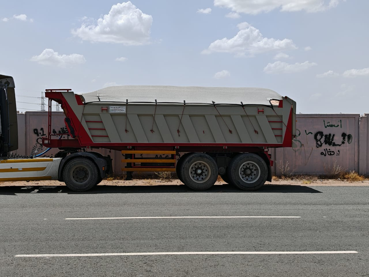 شاحنة بطحاء في موقع العمل